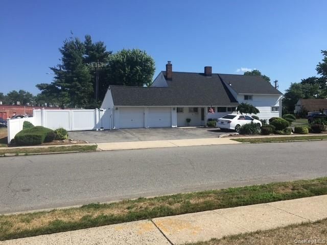  4 BR,  2.00 BTH &nbsp;Exp ranch style home in Westbury