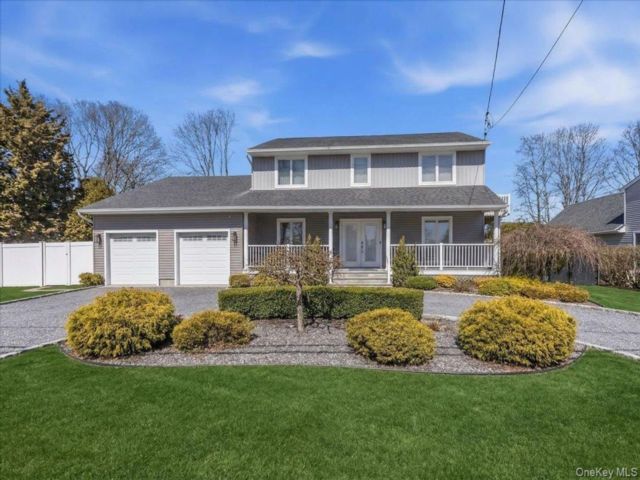  4 BR,  4.00 BTH &nbsp;Colonial style home in Bohemia