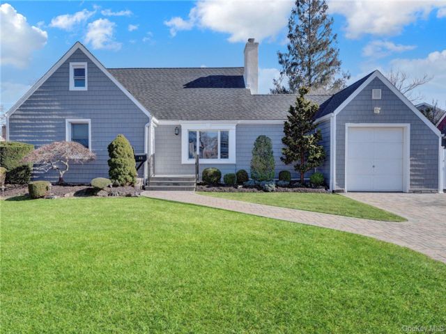  4 BR,  2.00 BTH &nbsp;Exp cape style home in Merrick