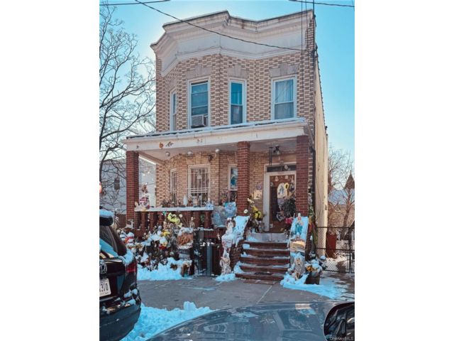  8 BR,  3.00 BTH &nbsp;House style home in Esplanade