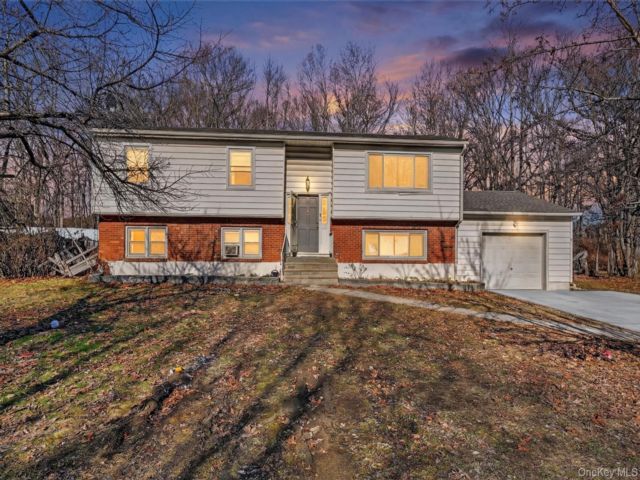  3 BR,  2.00 BTH &nbsp;Raised ranch style home in New Windsor