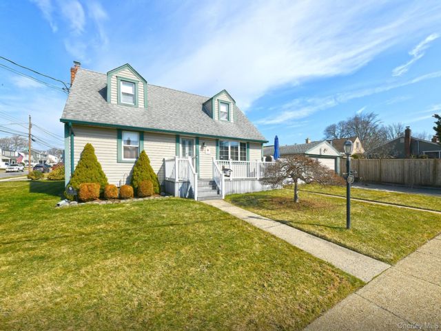  4 BR,  2.00 BTH &nbsp;Cape cod style home in Farmingdale