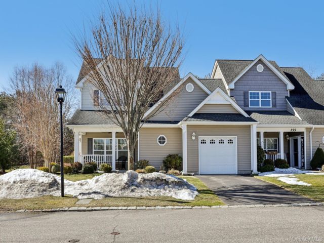  3 BR,  3.00 BTH &nbsp;Condo style home in Riverhead