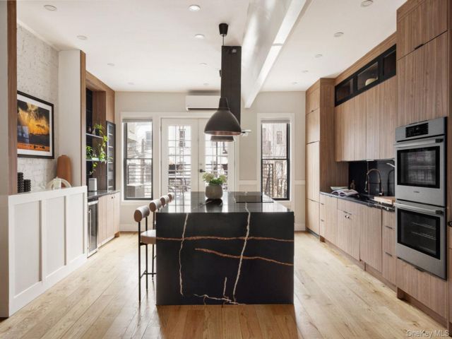  5 BR,  6.00 BTH &nbsp;House style home in Bushwick