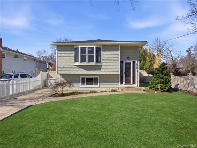  5 BR,  2.00 BTH &nbsp;Hi ranch style home in Babylon