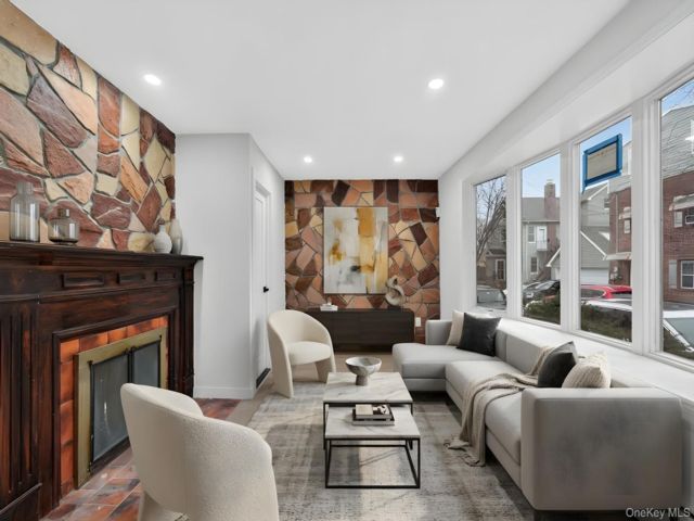  3 BR,  3.00 BTH &nbsp;Victorian style home in Throggs Neck