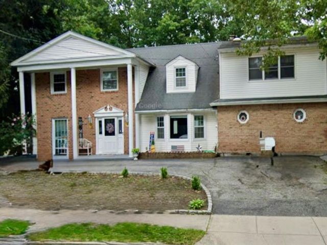  5 BR,  4.00 BTH &nbsp;Colonial style home in Port Jefferson Station