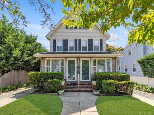  2 BR,  2.00 BTH &nbsp;Colonial style home in Lynbrook