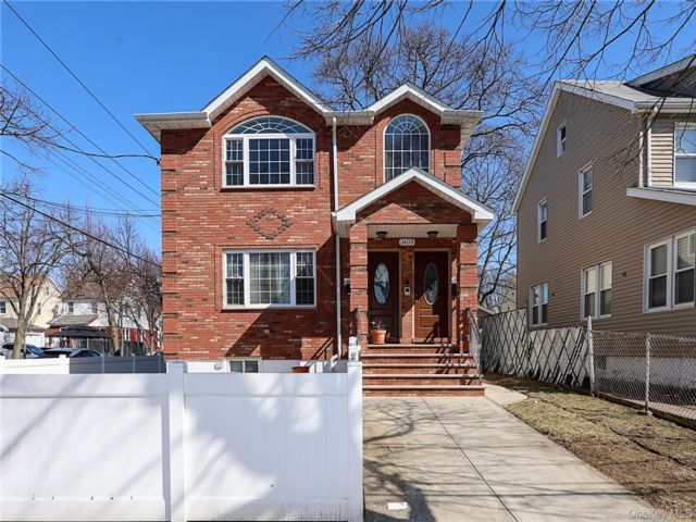  3 BR,  2.00 BTH &nbsp;Colonial style home in Rosedale