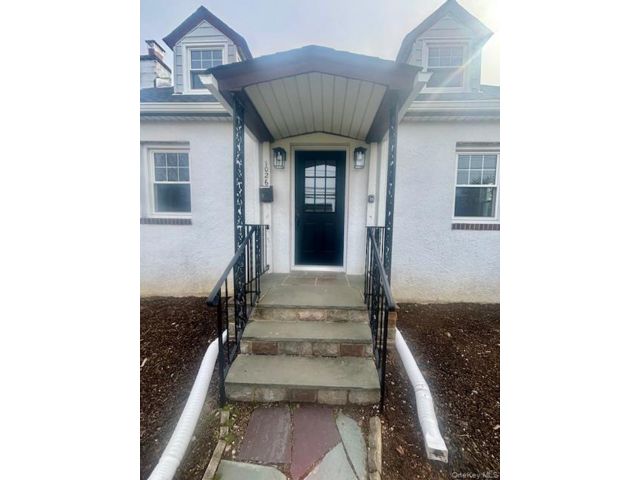  4 BR,  1.00 BTH &nbsp;Cape cod style home in Glen Head