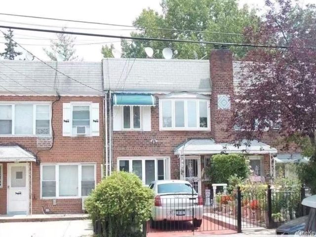  3 BR,  1.00 BTH &nbsp;Colonial style home in Bayside