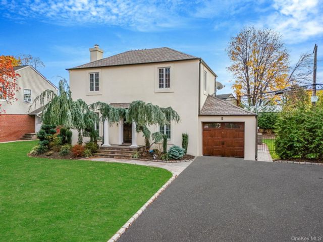  3 BR,  3.00 BTH &nbsp;Colonial style home in Garden City