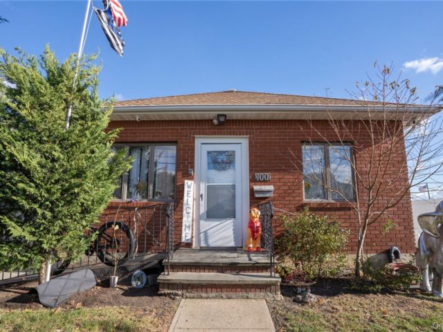  3 BR,  1.00 BTH &nbsp;Exp cape style home in Island Park