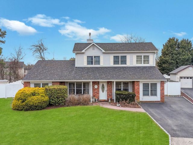  5 BR,  3.00 BTH &nbsp;Exp ranch style home in Holbrook