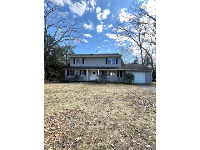  5 BR,  2.00 BTH &nbsp;Colonial style home in Aquebogue