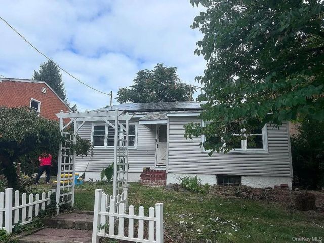  3 BR,  2.00 BTH &nbsp;Ranch style home in Huntington