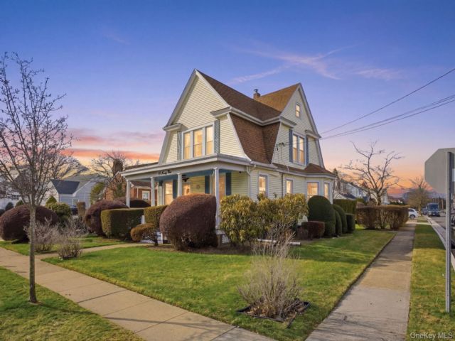  3 BR,  1.00 BTH &nbsp;Colonial style home in Hempstead