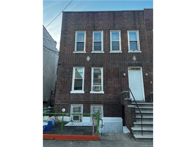 9 BR,  4.00 BTH &nbsp;House style home in Mosholu