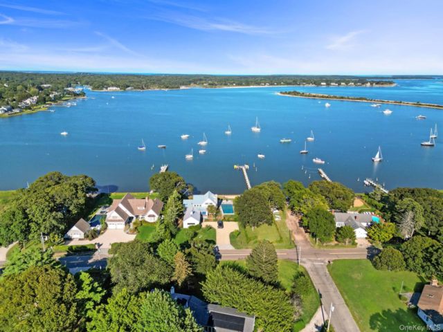  4 BR,  4.00 BTH &nbsp;Contemporary style home in Shelter Island