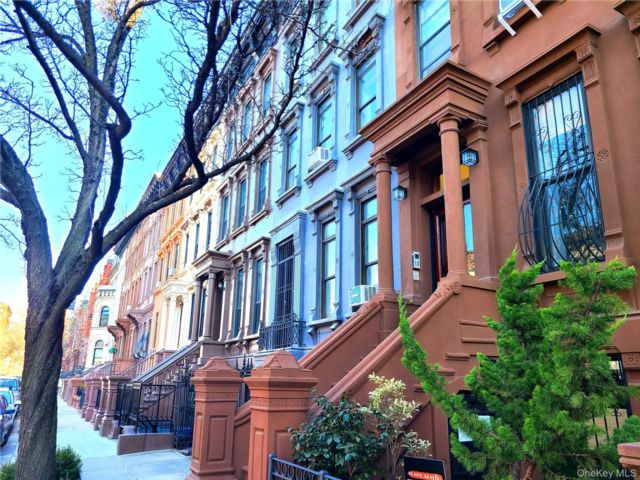  8 BR,  4.00 BTH &nbsp;House style home in New York (manhattan)