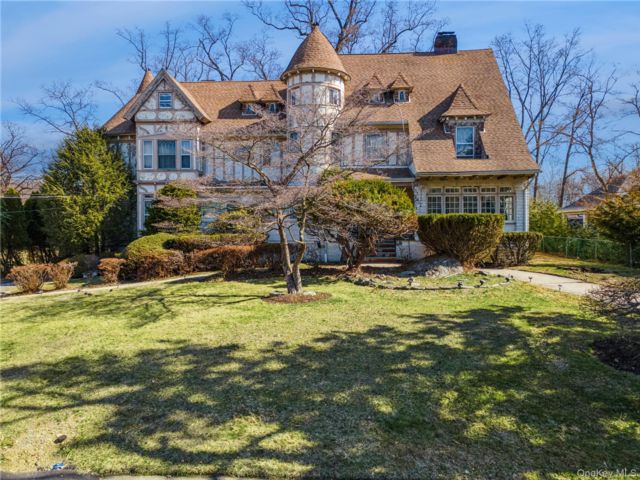  6 BR,  6.00 BTH &nbsp;Colonial style home in New Rochelle