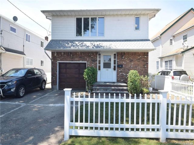  5 BR,  4.00 BTH &nbsp;Hi ranch style home in New Hyde Park