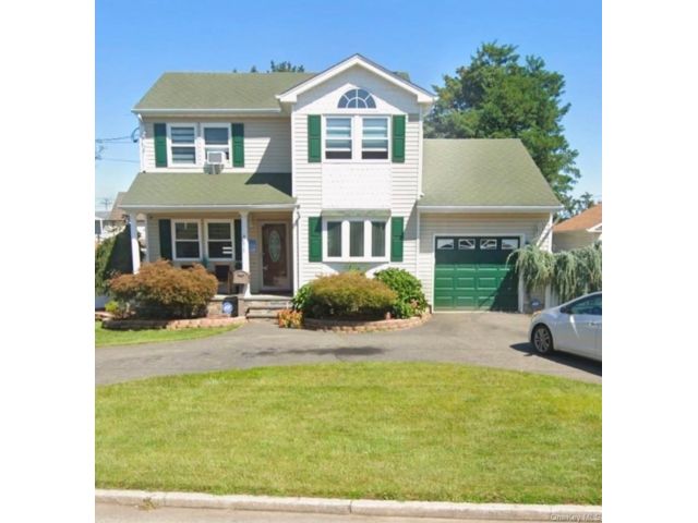  3 BR,  2.00 BTH &nbsp;Colonial style home in Amityville