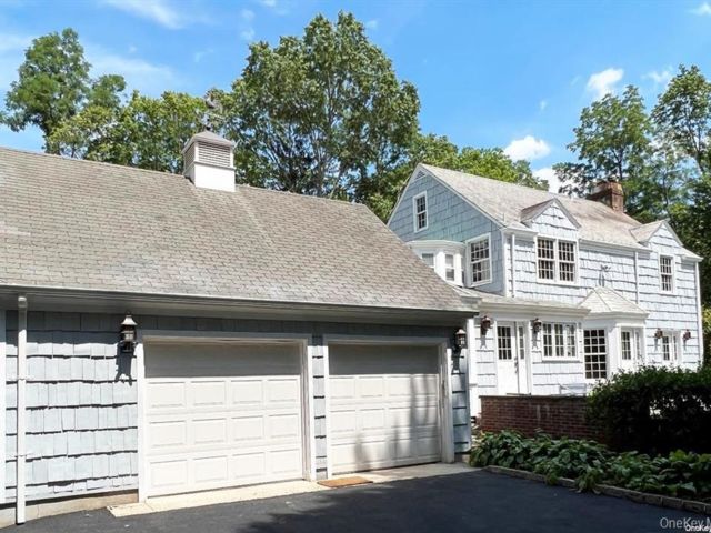  4 BR,  4.00 BTH &nbsp;Colonial style home in Brookville