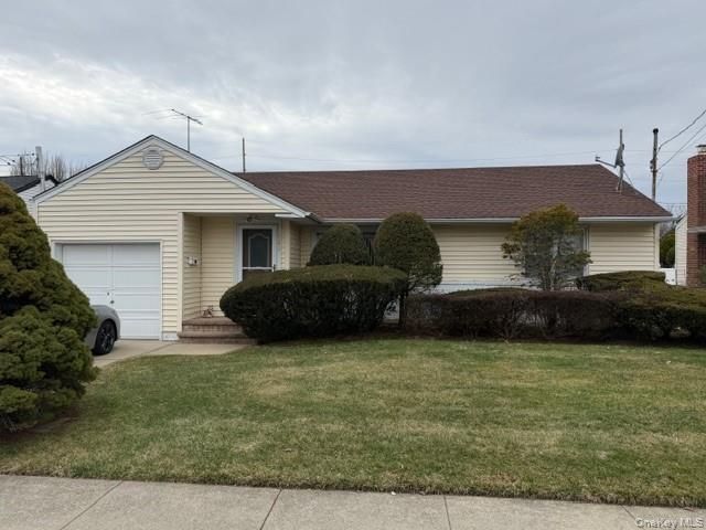  3 BR,  2.00 BTH &nbsp;Ranch style home in Franklin Square