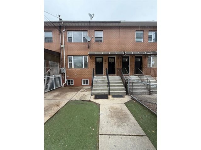  9 BR,  5.00 BTH &nbsp;House style home in East New York