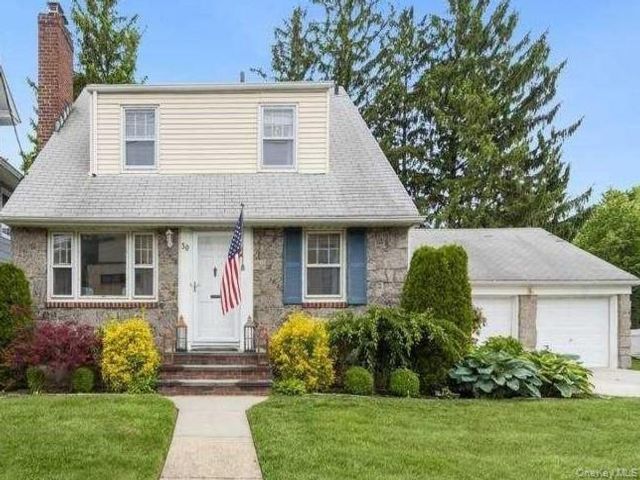  3 BR,  2.00 BTH &nbsp;Cape cod style home in Malverne