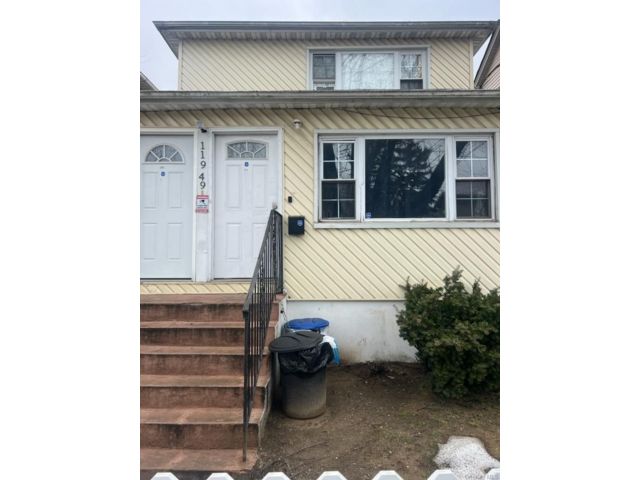  6 BR,  2.00 BTH &nbsp;Colonial style home in Jamaica