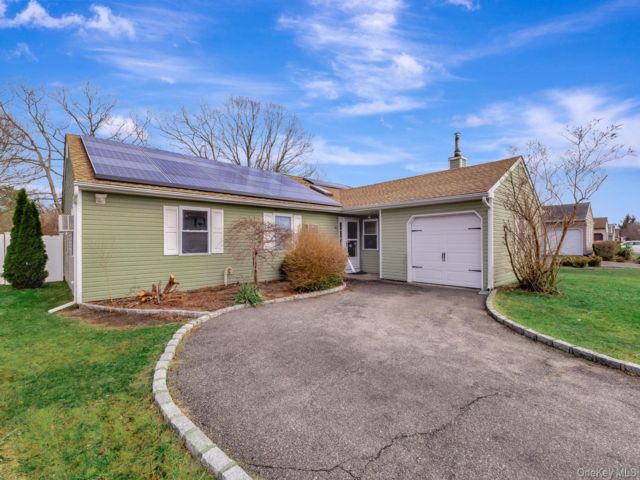  3 BR,  2.00 BTH &nbsp;Ranch style home in East Patchogue
