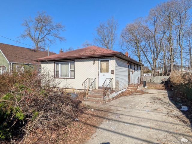  3 BR,  2.00 BTH &nbsp;Ranch style home in Copiague
