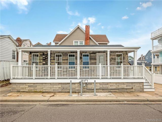  2 BR,  2.00 BTH &nbsp;Bungalow style home in Long Beach