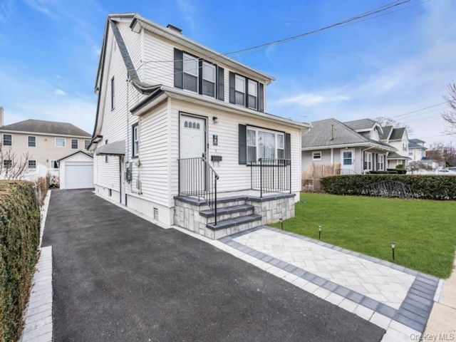  4 BR,  2.00 BTH &nbsp;Colonial style home in Mineola