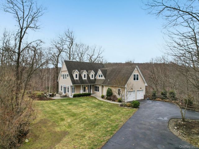  4 BR,  3.00 BTH &nbsp;Colonial style home in Sloatsburg