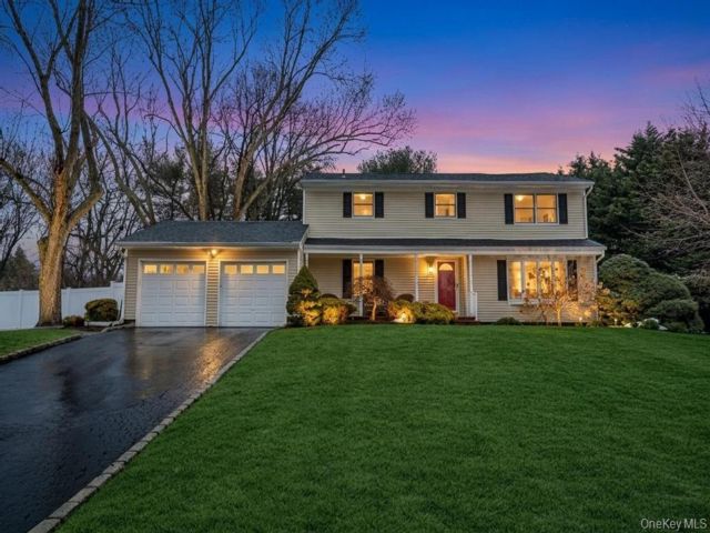  4 BR,  3.00 BTH &nbsp;Colonial style home in East Setauket