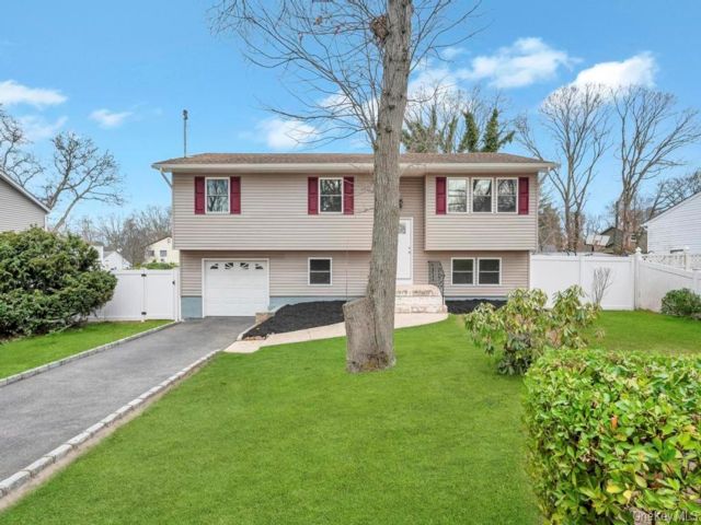  4 BR,  2.00 BTH &nbsp;Hi ranch style home in Ronkonkoma