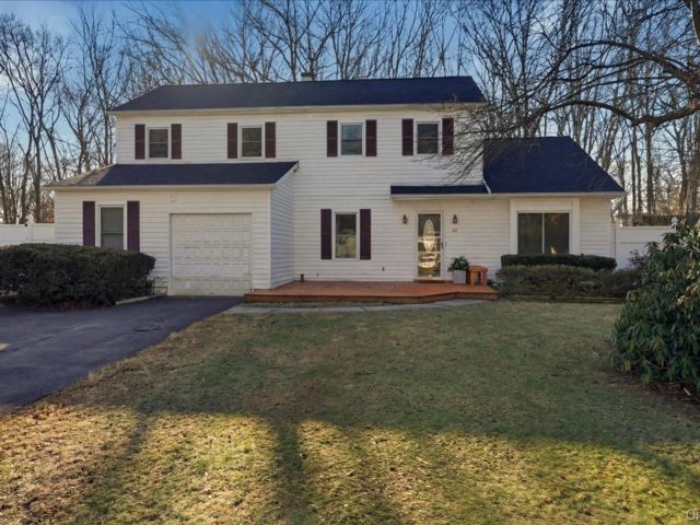  5 BR,  3.00 BTH &nbsp;Colonial style home in South Setauket