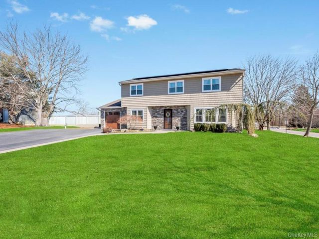  4 BR,  3.00 BTH &nbsp;Colonial style home in Coram