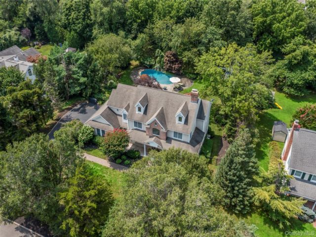  5 BR,  3.00 BTH &nbsp;Colonial style home in Setauket