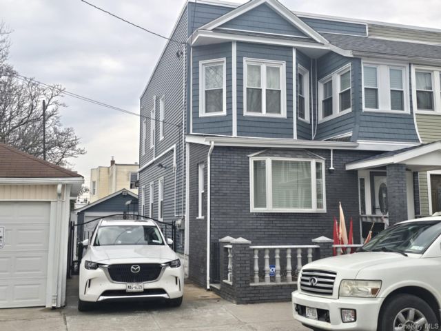  8 BR,  4.00 BTH &nbsp;Colonial style home in Ozone Park