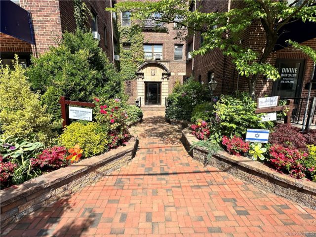 Studio,  0.00 BTH &nbsp;House style home in Great Neck Plaza