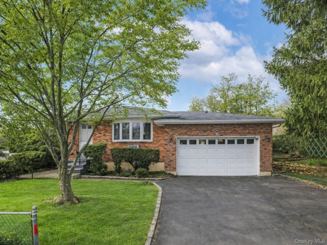  3 BR,  2.00 BTH &nbsp;Ranch style home in Ronkonkoma