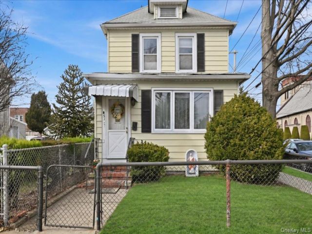  3 BR,  2.00 BTH &nbsp;House style home in Floral Park