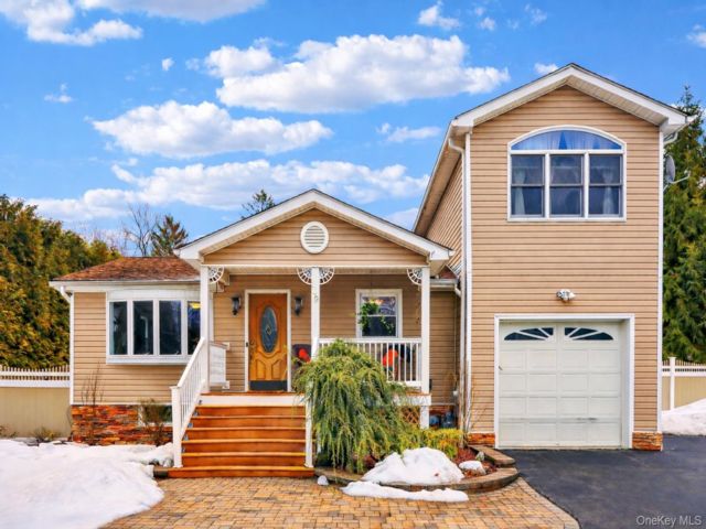  4 BR,  3.00 BTH &nbsp;Split level style home in Valley Cottage