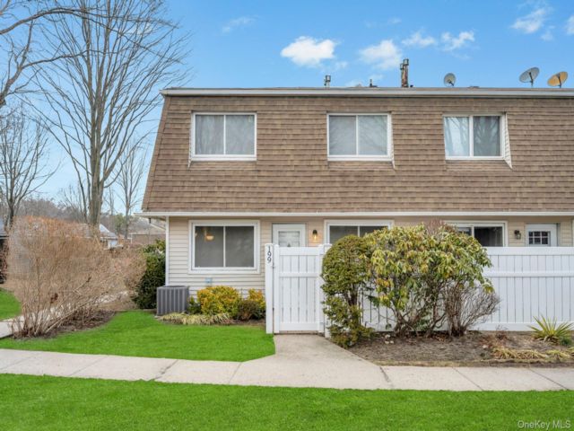  2 BR,  1.00 BTH &nbsp;Garden style home in Holtsville