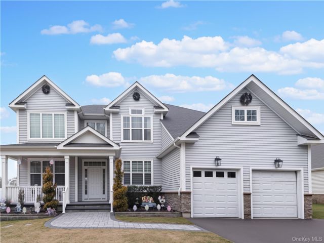  5 BR,  4.00 BTH &nbsp;Colonial style home in Ridge