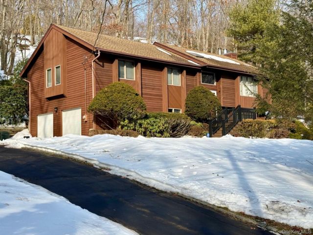  4 BR,  3.00 BTH &nbsp;Hi ranch style home in Port Jefferson